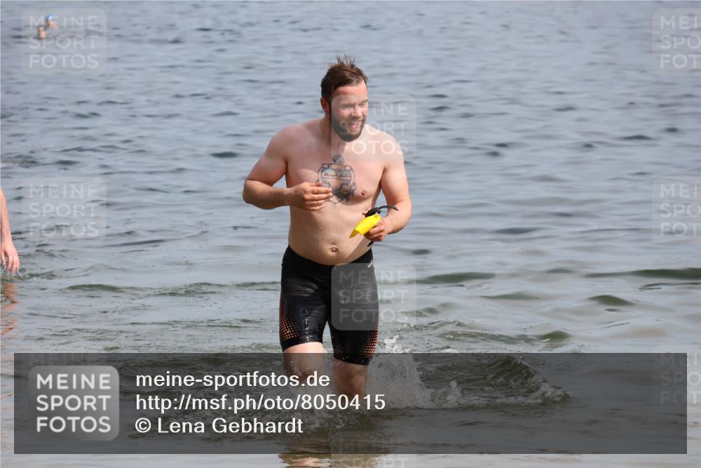 15.06.2025 - 27. Vierlanden-Triathlon Lena Gebhardt http://msf.ph/oto/8050415 15.06.2025 09:58:05 Schwimmen 289, 321, 347 meine-sportfotos.de