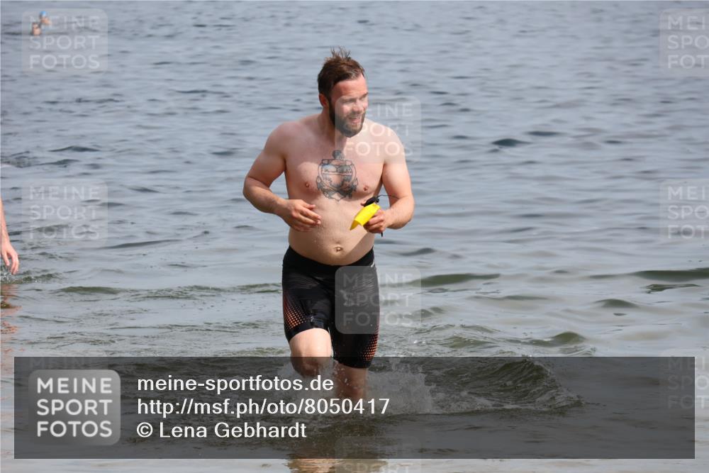 15.06.2025 - 27. Vierlanden-Triathlon Lena Gebhardt http://msf.ph/oto/8050417 15.06.2025 09:58:05 Schwimmen 289, 321, 347 meine-sportfotos.de