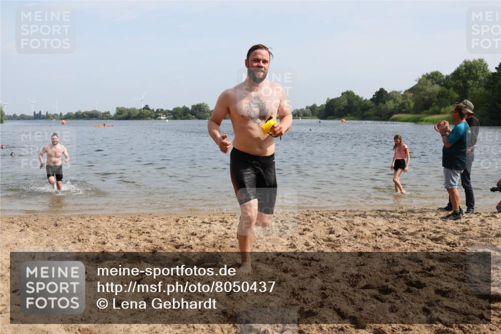 15.06.2025 - 27. Vierlanden-Triathlon Lena Gebhardt http://msf.ph/oto/8050437 15.06.2025 09:58:09 Schwimmen 289, 321, 360 meine-sportfotos.de