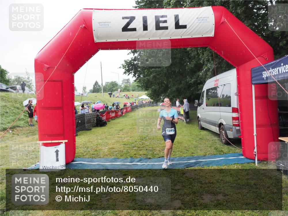 21.06.2025 - 27. Vierlanden-Triathlon MichiJ http://msf.ph/oto/8050440 15.06.2026 14:34:29 Ziel 1289 meine-sportfotos.de