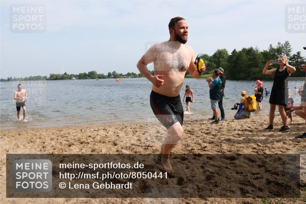 15.06.2025 - 27. Vierlanden-Triathlon Lena Gebhardt http://msf.ph/oto/8050441 15.06.2025 09:58:10 Schwimmen 289, 321, 360 meine-sportfotos.de