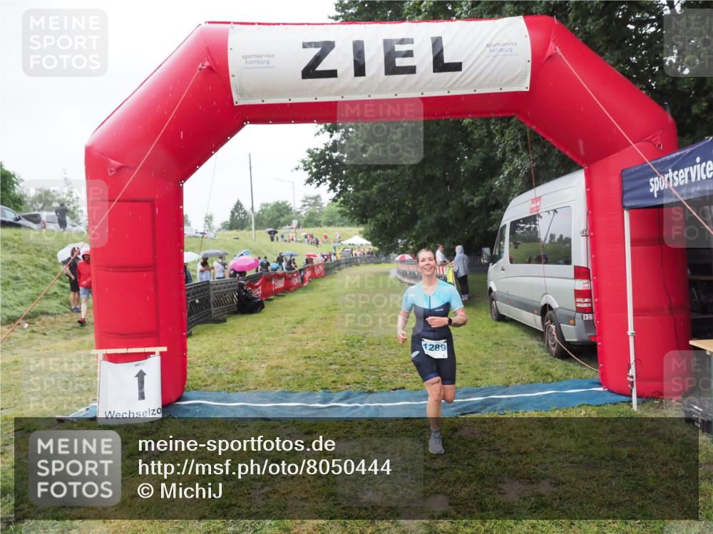 21.06.2025 - 27. Vierlanden-Triathlon MichiJ http://msf.ph/oto/8050444 15.06.2026 14:34:29 Ziel 1289 meine-sportfotos.de