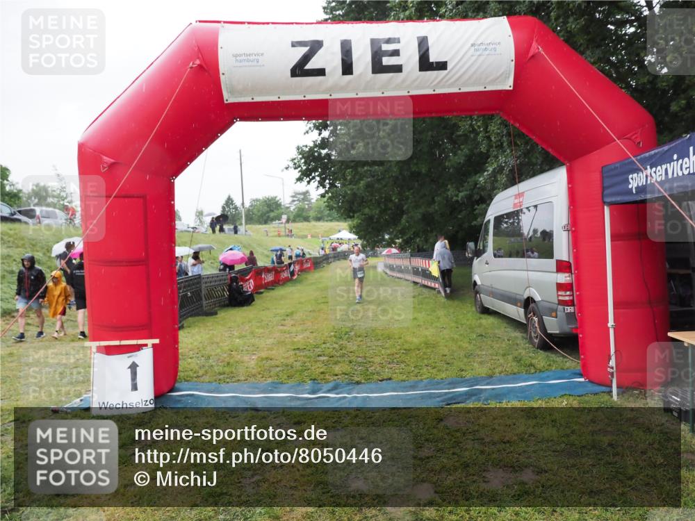 21.06.2025 - 27. Vierlanden-Triathlon MichiJ http://msf.ph/oto/8050446 15.06.2026 14:34:48 Ziel 1274 meine-sportfotos.de