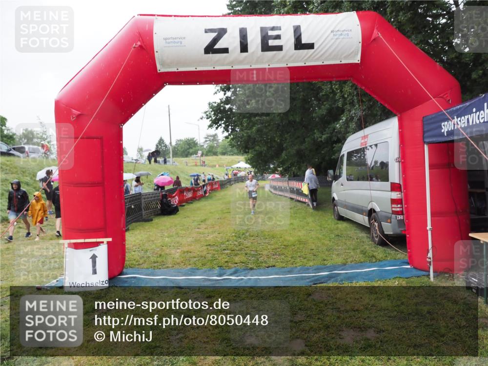 21.06.2025 - 27. Vierlanden-Triathlon MichiJ http://msf.ph/oto/8050448 15.06.2026 14:34:48 Ziel 1274 meine-sportfotos.de