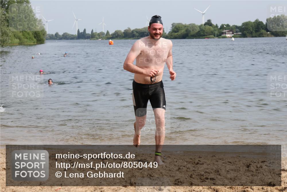15.06.2025 - 27. Vierlanden-Triathlon Lena Gebhardt http://msf.ph/oto/8050449 15.06.2025 09:58:12 Schwimmen 289, 321, 360 meine-sportfotos.de