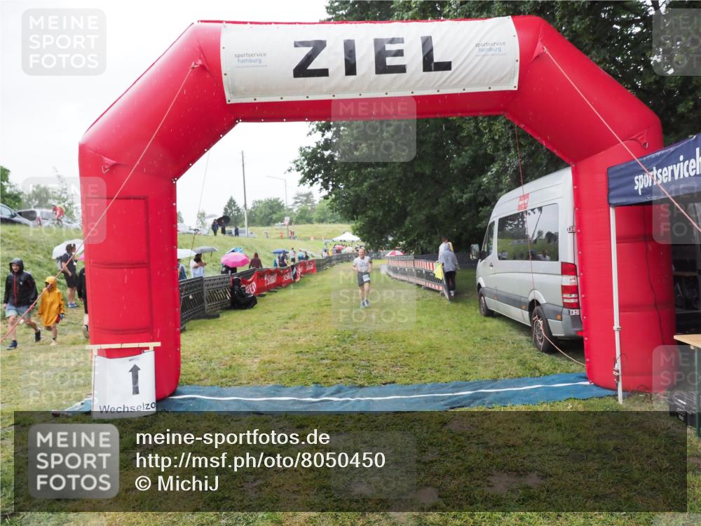 21.06.2025 - 27. Vierlanden-Triathlon MichiJ http://msf.ph/oto/8050450 15.06.2026 14:34:48 Ziel 1274 meine-sportfotos.de