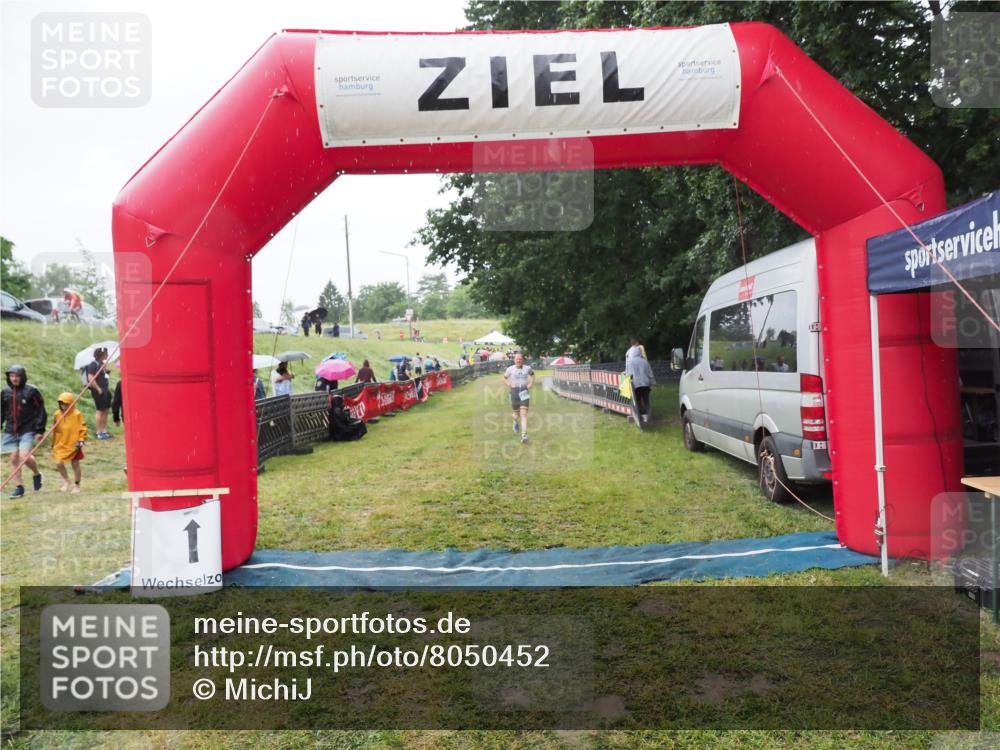 21.06.2025 - 27. Vierlanden-Triathlon MichiJ http://msf.ph/oto/8050452 15.06.2026 14:34:48 Ziel 1274 meine-sportfotos.de