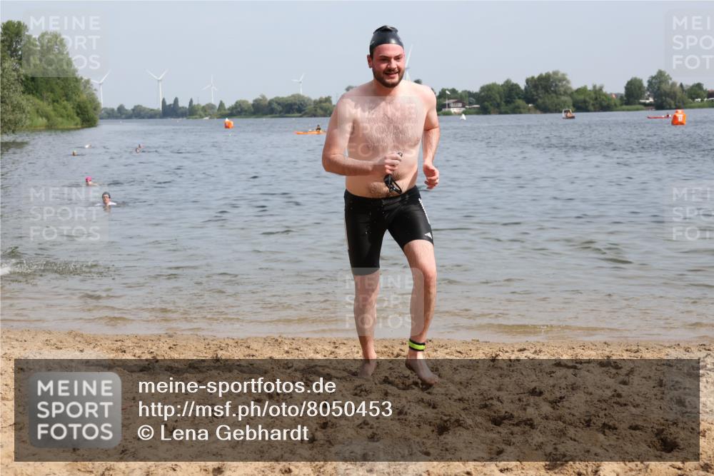 15.06.2025 - 27. Vierlanden-Triathlon Lena Gebhardt http://msf.ph/oto/8050453 15.06.2025 09:58:12 Schwimmen 289, 321, 360 meine-sportfotos.de