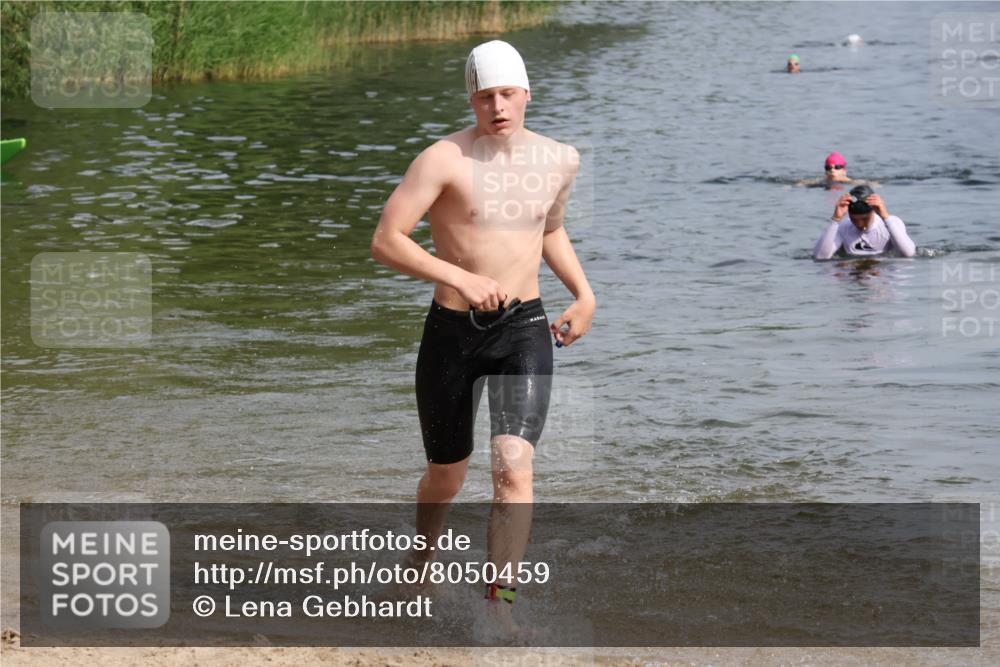 15.06.2025 - 27. Vierlanden-Triathlon Lena Gebhardt http://msf.ph/oto/8050459 15.06.2025 09:58:14 Schwimmen 289, 321, 360 meine-sportfotos.de