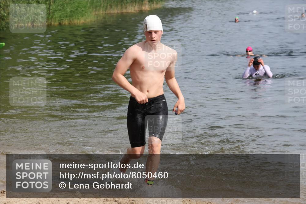 15.06.2025 - 27. Vierlanden-Triathlon Lena Gebhardt http://msf.ph/oto/8050460 15.06.2025 09:58:14 Schwimmen 289, 321, 360 meine-sportfotos.de