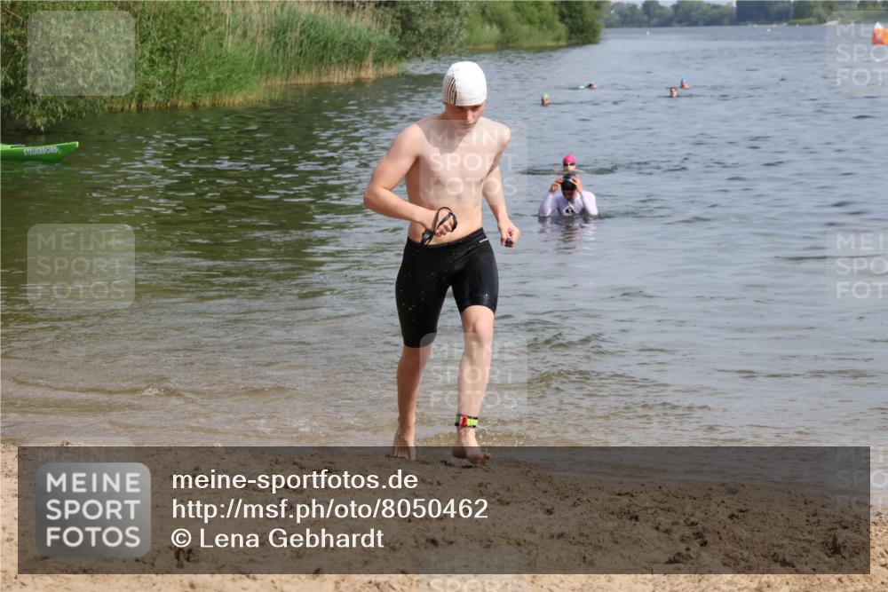 15.06.2025 - 27. Vierlanden-Triathlon Lena Gebhardt http://msf.ph/oto/8050462 15.06.2025 09:58:14 Schwimmen 289, 321, 360 meine-sportfotos.de