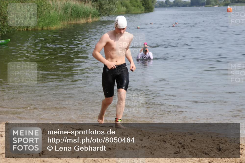 15.06.2025 - 27. Vierlanden-Triathlon Lena Gebhardt http://msf.ph/oto/8050464 15.06.2025 09:58:14 Schwimmen 289, 321, 360 meine-sportfotos.de