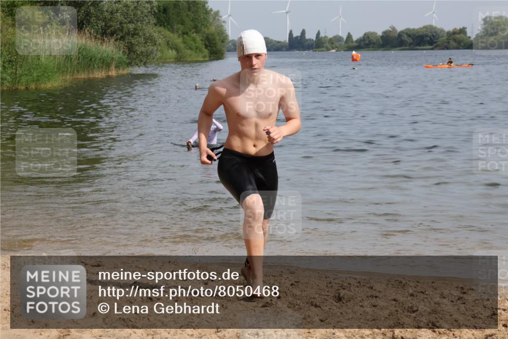 15.06.2025 - 27. Vierlanden-Triathlon Lena Gebhardt http://msf.ph/oto/8050468 15.06.2025 09:58:15 Schwimmen 289, 321, 360 meine-sportfotos.de