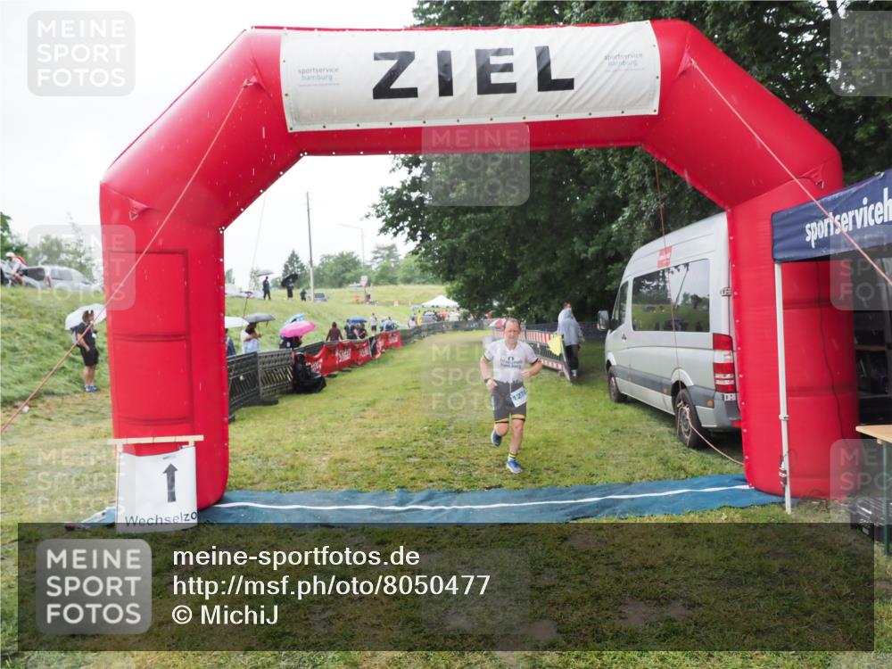 21.06.2025 - 27. Vierlanden-Triathlon MichiJ http://msf.ph/oto/8050477 15.06.2026 14:34:50 Ziel 1274 meine-sportfotos.de