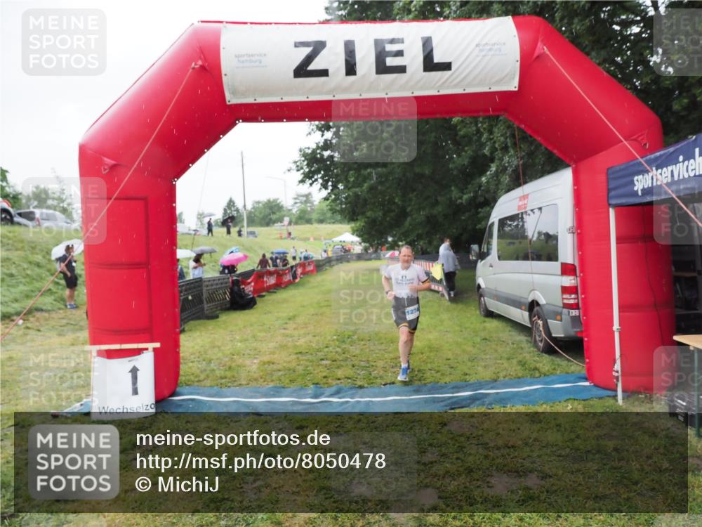 21.06.2025 - 27. Vierlanden-Triathlon MichiJ http://msf.ph/oto/8050478 15.06.2026 14:34:50 Ziel 1274 meine-sportfotos.de