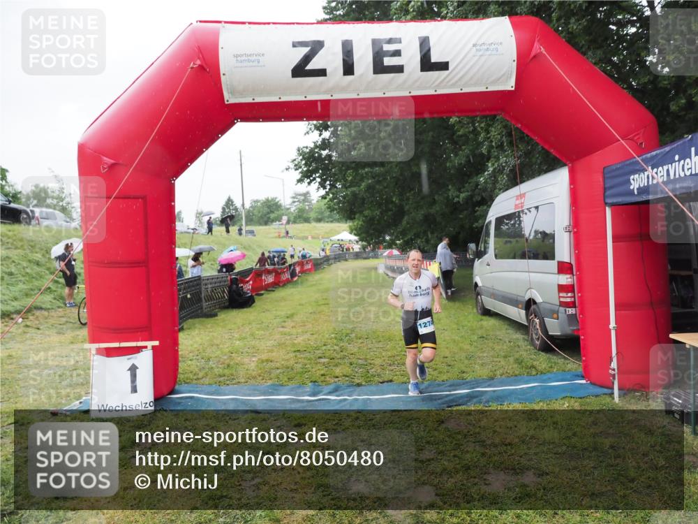 21.06.2025 - 27. Vierlanden-Triathlon MichiJ http://msf.ph/oto/8050480 15.06.2026 14:34:50 Ziel 1274 meine-sportfotos.de