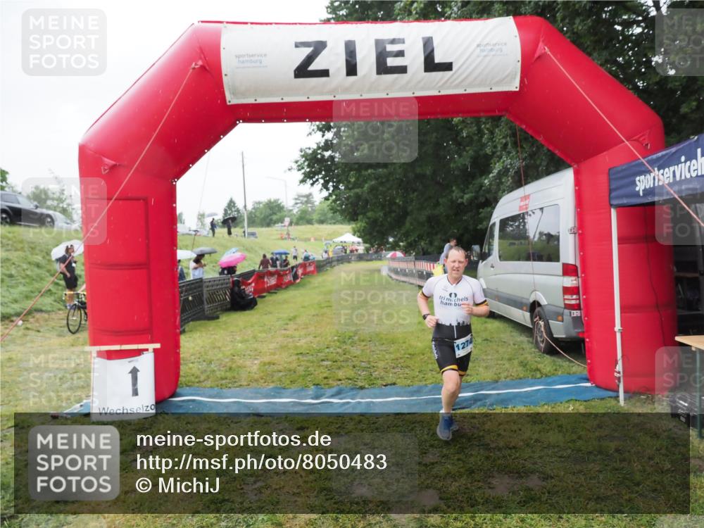 21.06.2025 - 27. Vierlanden-Triathlon MichiJ http://msf.ph/oto/8050483 15.06.2026 14:34:51 Ziel 1274 meine-sportfotos.de