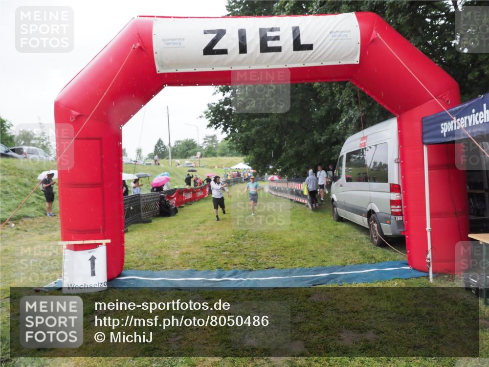 21.06.2025 - 27. Vierlanden-Triathlon MichiJ http://msf.ph/oto/8050486 15.06.2026 14:35:32 Ziel 215 meine-sportfotos.de
