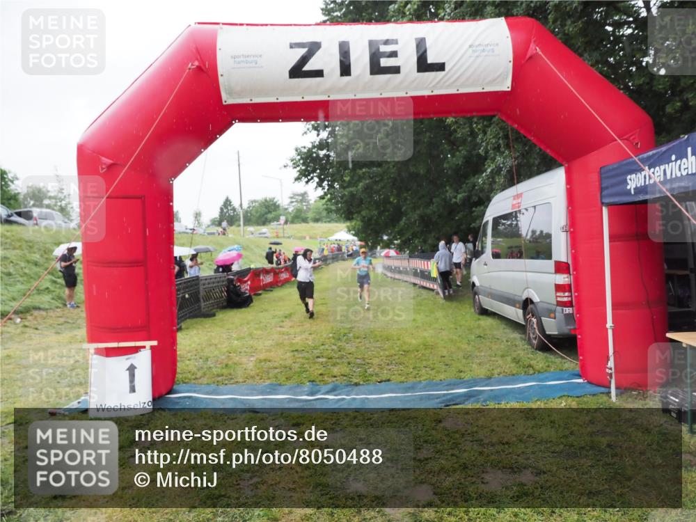 21.06.2025 - 27. Vierlanden-Triathlon MichiJ http://msf.ph/oto/8050488 15.06.2026 14:35:32 Ziel 215 meine-sportfotos.de