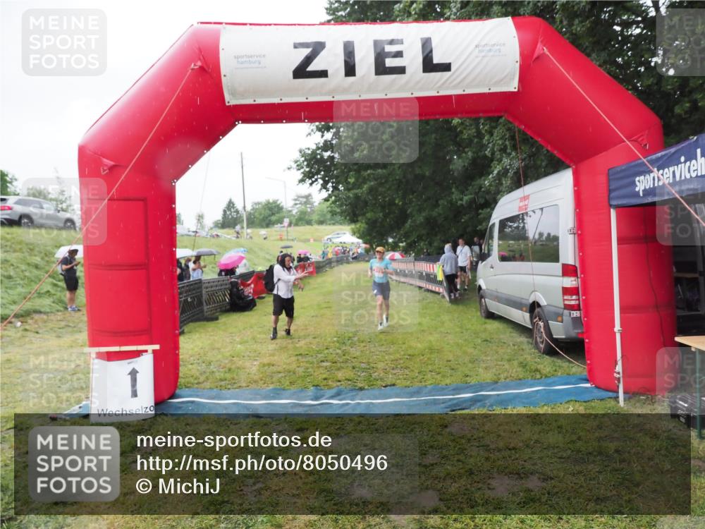 21.06.2025 - 27. Vierlanden-Triathlon MichiJ http://msf.ph/oto/8050496 15.06.2026 14:35:33 Ziel 215 meine-sportfotos.de