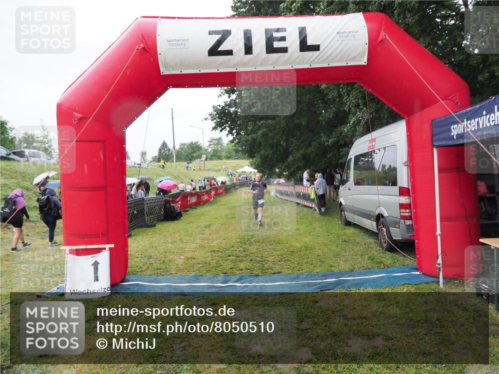 21.06.2025 - 27. Vierlanden-Triathlon MichiJ http://msf.ph/oto/8050510 15.06.2026 14:36:25 Ziel 1290 meine-sportfotos.de