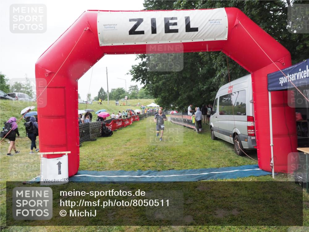21.06.2025 - 27. Vierlanden-Triathlon MichiJ http://msf.ph/oto/8050511 15.06.2026 14:36:25 Ziel 1290 meine-sportfotos.de