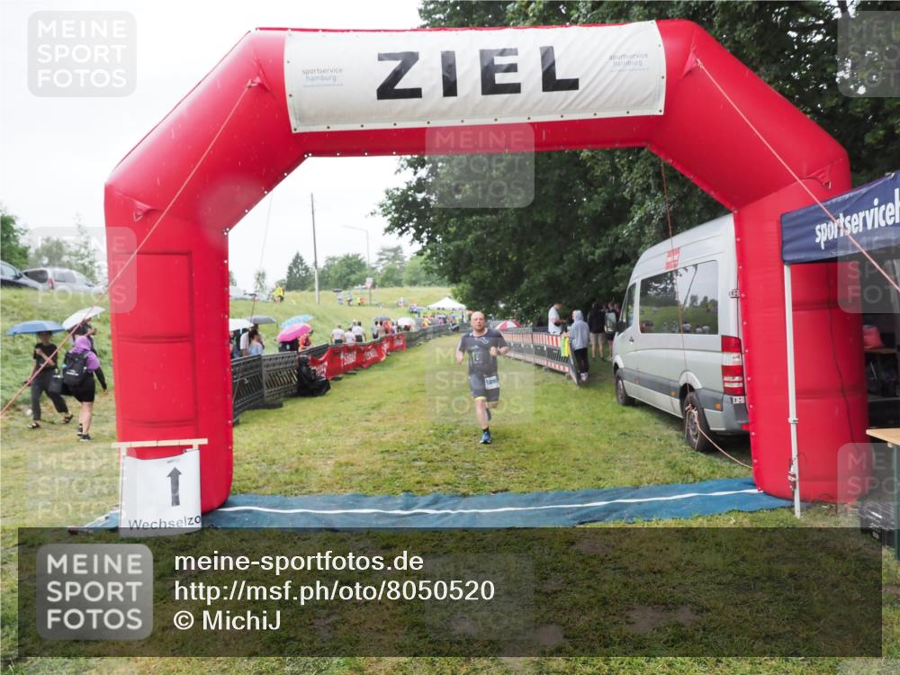 21.06.2025 - 27. Vierlanden-Triathlon MichiJ http://msf.ph/oto/8050520 15.06.2026 14:36:26 Ziel 1290 meine-sportfotos.de