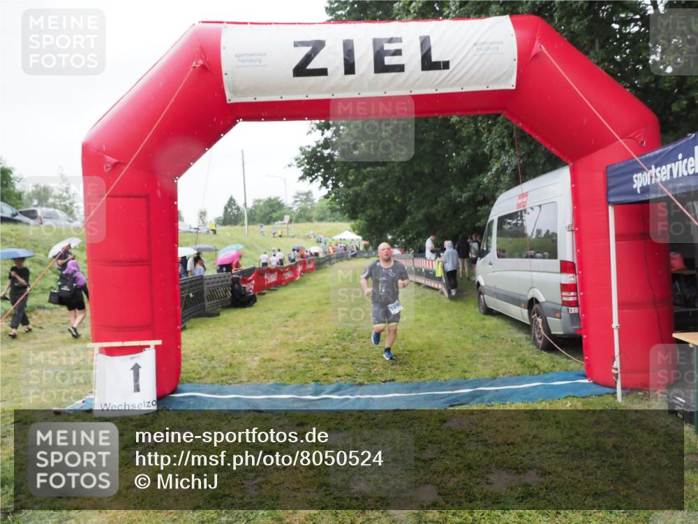 21.06.2025 - 27. Vierlanden-Triathlon MichiJ http://msf.ph/oto/8050524 15.06.2026 14:36:26 Ziel 1290 meine-sportfotos.de
