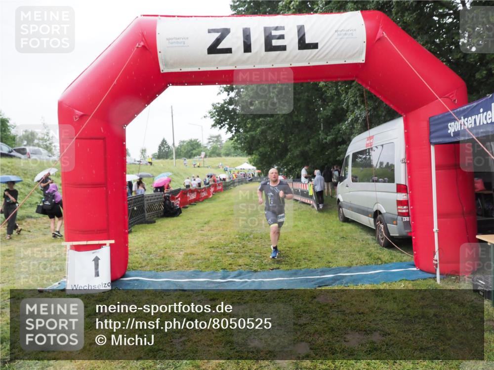 21.06.2025 - 27. Vierlanden-Triathlon MichiJ http://msf.ph/oto/8050525 15.06.2026 14:36:26 Ziel 1290 meine-sportfotos.de