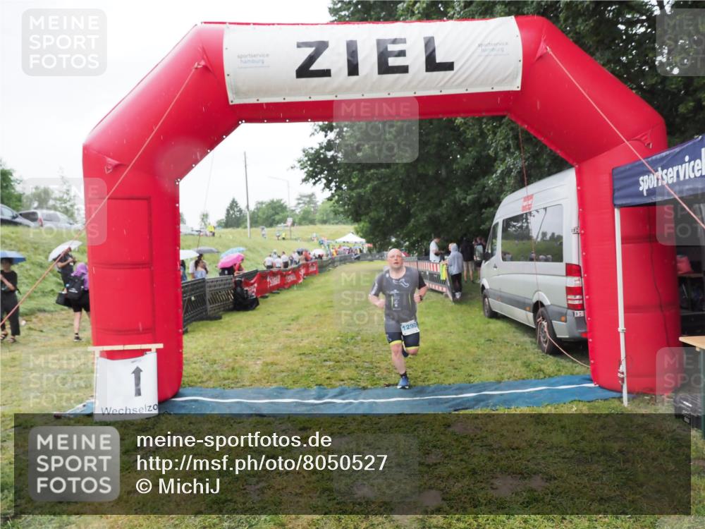 21.06.2025 - 27. Vierlanden-Triathlon MichiJ http://msf.ph/oto/8050527 15.06.2026 14:36:27 Ziel 1290 meine-sportfotos.de