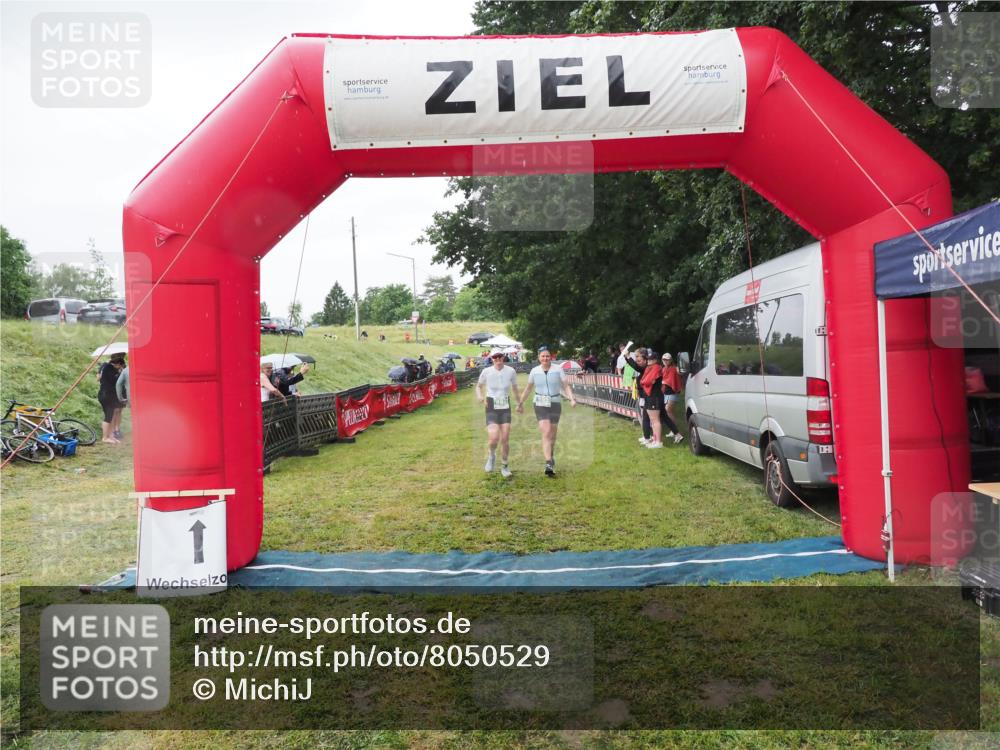 21.06.2025 - 27. Vierlanden-Triathlon MichiJ http://msf.ph/oto/8050529 15.06.2026 14:44:41 Ziel 883, 884 meine-sportfotos.de