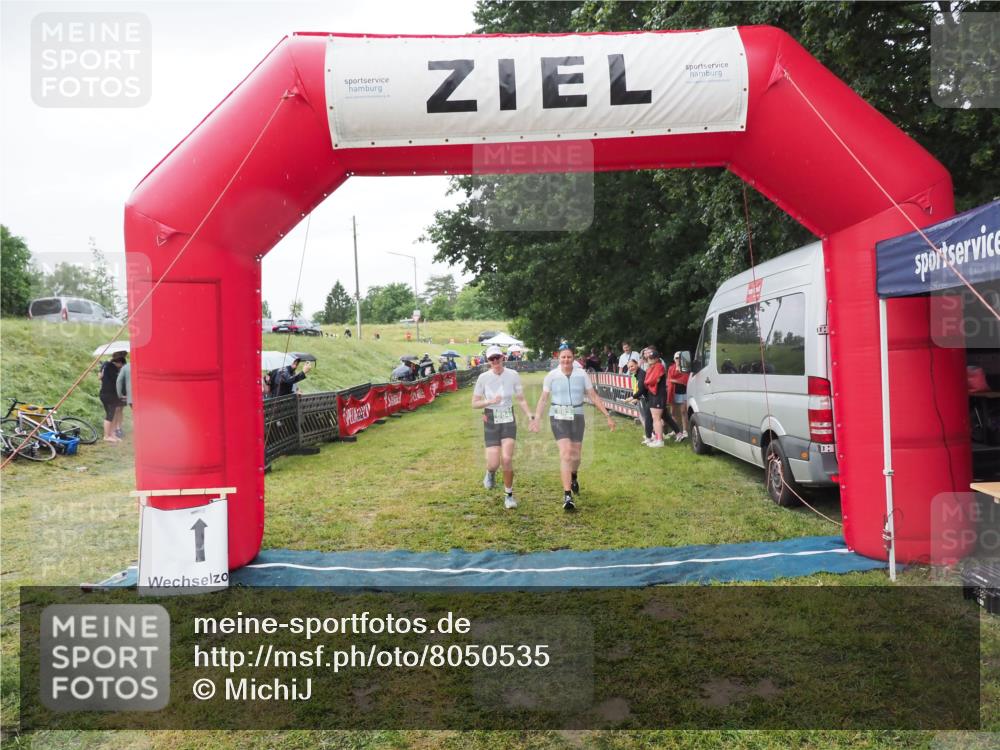 21.06.2025 - 27. Vierlanden-Triathlon MichiJ http://msf.ph/oto/8050535 15.06.2026 14:44:42 Ziel 883, 884 meine-sportfotos.de