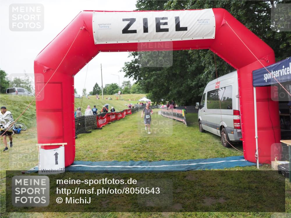 21.06.2025 - 27. Vierlanden-Triathlon MichiJ http://msf.ph/oto/8050543 15.06.2026 14:47:40 Ziel 1241 meine-sportfotos.de