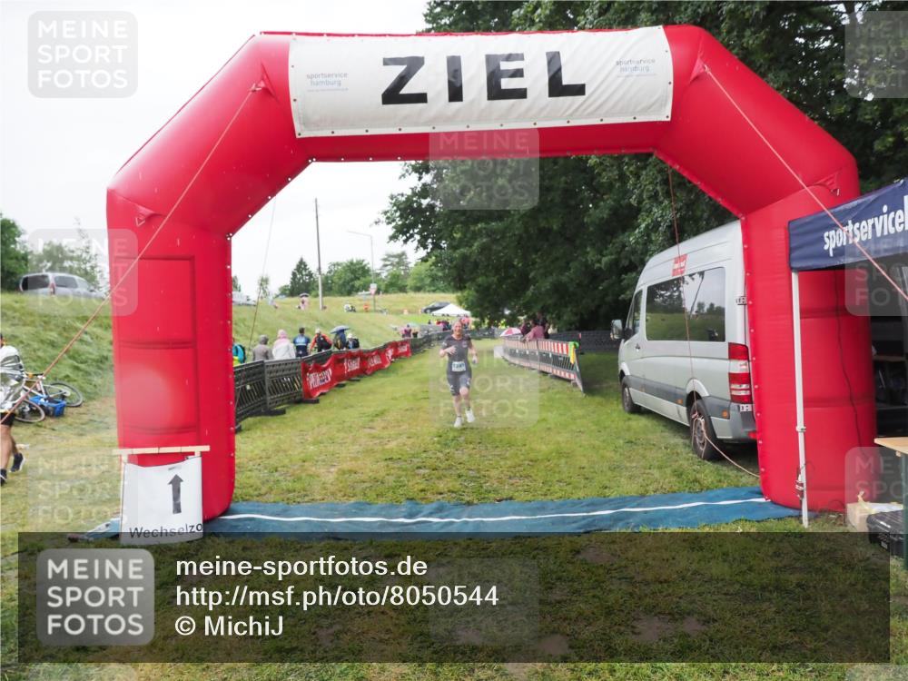 21.06.2025 - 27. Vierlanden-Triathlon MichiJ http://msf.ph/oto/8050544 15.06.2026 14:47:40 Ziel 1241 meine-sportfotos.de