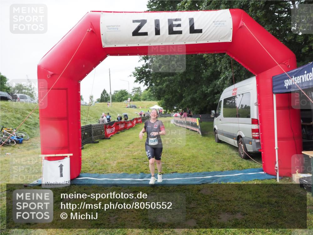 21.06.2025 - 27. Vierlanden-Triathlon MichiJ http://msf.ph/oto/8050552 15.06.2026 14:47:42 Ziel 1241 meine-sportfotos.de