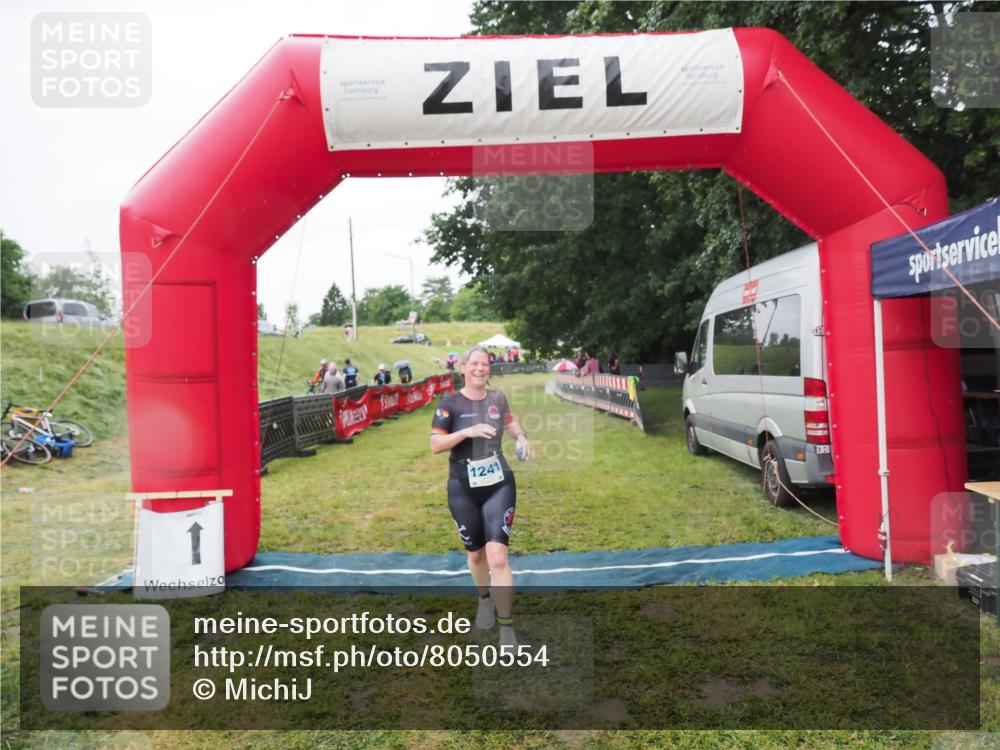 21.06.2025 - 27. Vierlanden-Triathlon MichiJ http://msf.ph/oto/8050554 15.06.2026 14:47:42 Ziel 1241 meine-sportfotos.de