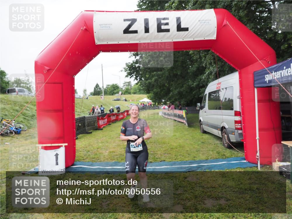 21.06.2025 - 27. Vierlanden-Triathlon MichiJ http://msf.ph/oto/8050556 15.06.2026 14:47:43 Ziel 1241 meine-sportfotos.de