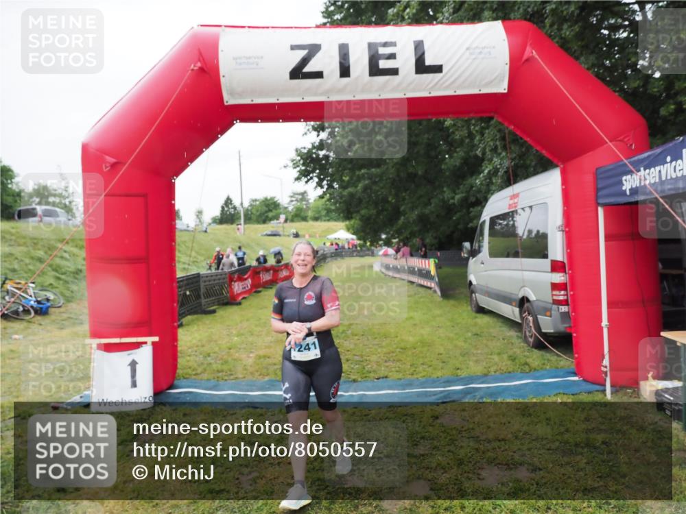 21.06.2025 - 27. Vierlanden-Triathlon MichiJ http://msf.ph/oto/8050557 15.06.2026 14:47:43 Ziel 1241 meine-sportfotos.de