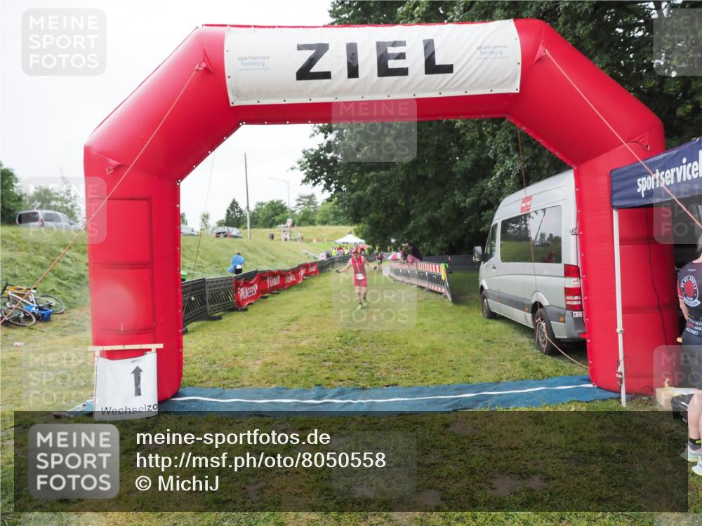 21.06.2025 - 27. Vierlanden-Triathlon MichiJ http://msf.ph/oto/8050558 15.06.2026 14:48:22 Ziel 16 meine-sportfotos.de