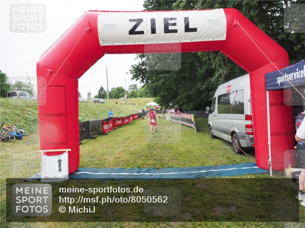 21.06.2025 - 27. Vierlanden-Triathlon MichiJ http://msf.ph/oto/8050562 15.06.2026 14:48:23 Ziel 16 meine-sportfotos.de
