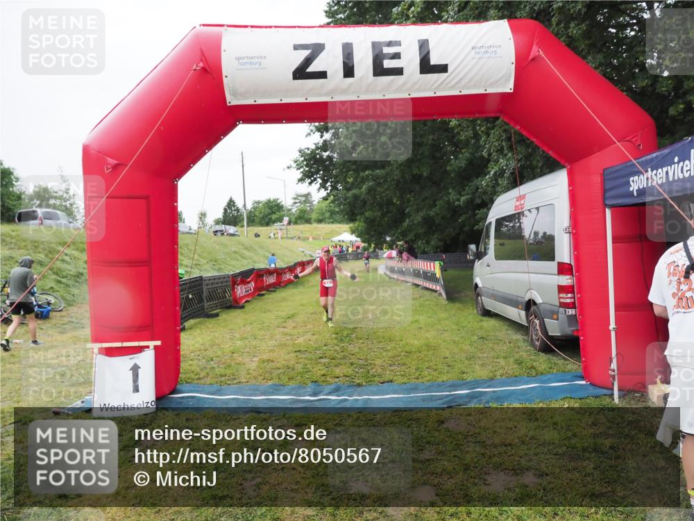 21.06.2025 - 27. Vierlanden-Triathlon MichiJ http://msf.ph/oto/8050567 15.06.2026 14:48:24 Ziel 16 meine-sportfotos.de
