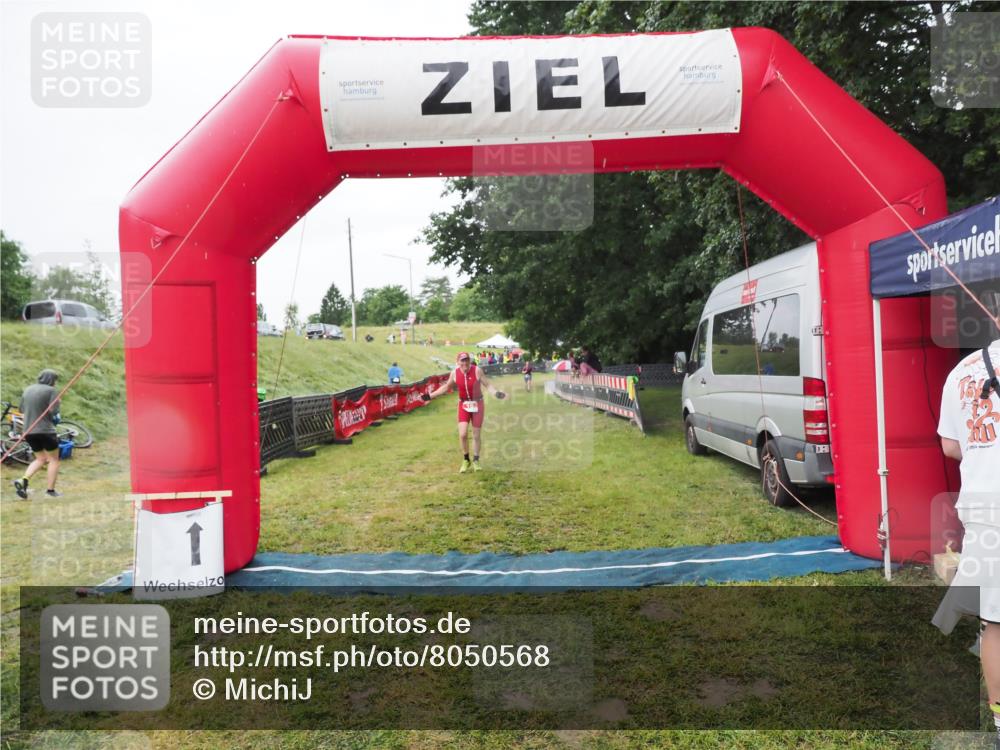 21.06.2025 - 27. Vierlanden-Triathlon MichiJ http://msf.ph/oto/8050568 15.06.2026 14:48:24 Ziel 16 meine-sportfotos.de