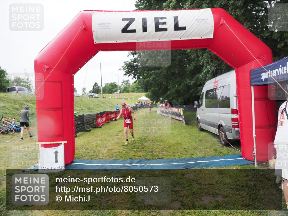21.06.2025 - 27. Vierlanden-Triathlon MichiJ http://msf.ph/oto/8050573 15.06.2026 14:48:25 Ziel 16 meine-sportfotos.de