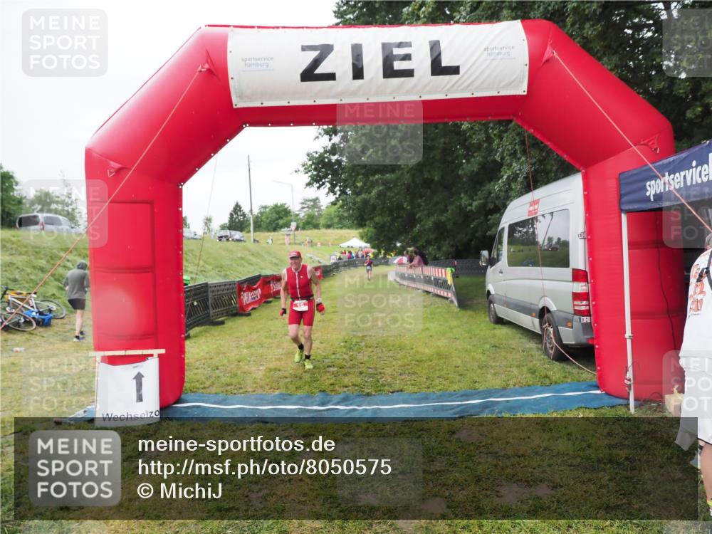 21.06.2025 - 27. Vierlanden-Triathlon MichiJ http://msf.ph/oto/8050575 15.06.2026 14:48:26 Ziel 16 meine-sportfotos.de