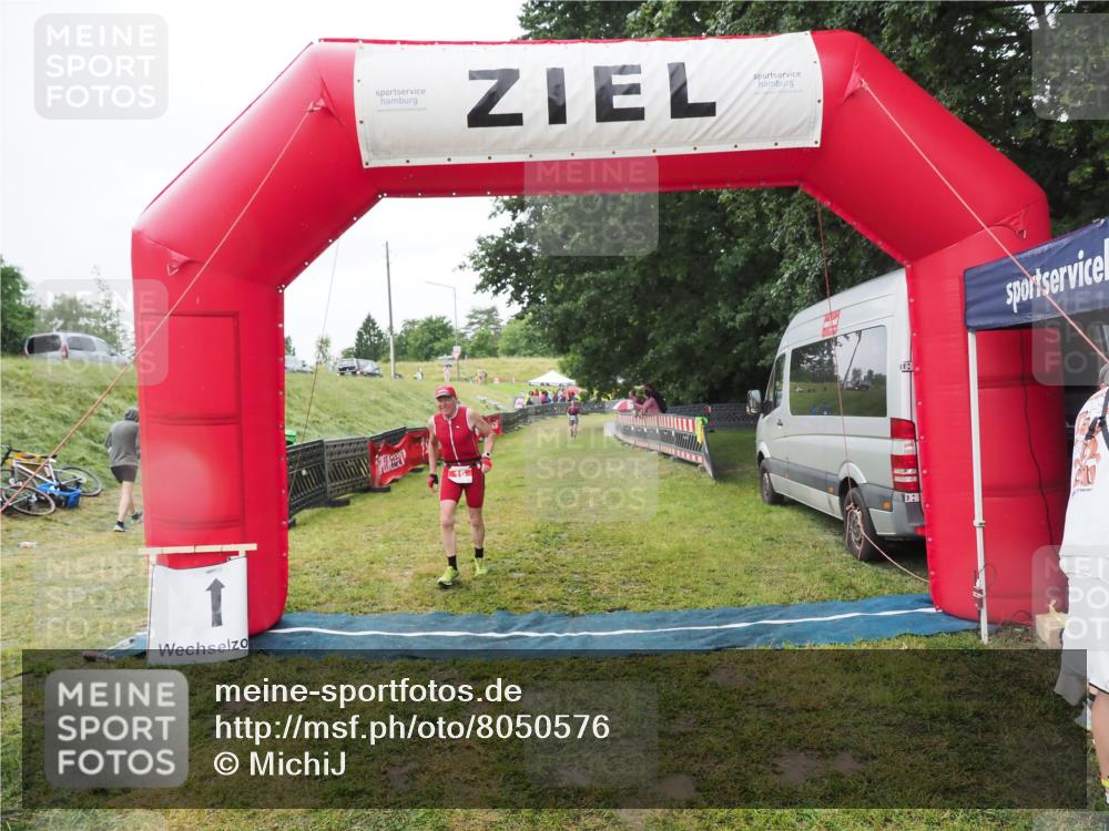 21.06.2025 - 27. Vierlanden-Triathlon MichiJ http://msf.ph/oto/8050576 15.06.2026 14:48:26 Ziel 16 meine-sportfotos.de