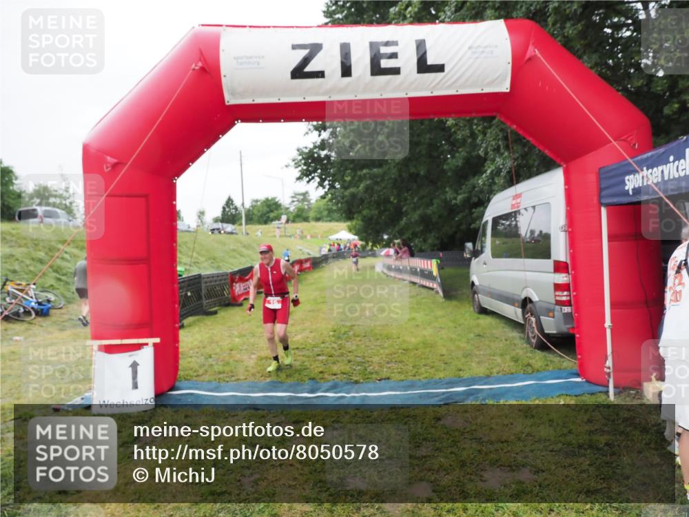 21.06.2025 - 27. Vierlanden-Triathlon MichiJ http://msf.ph/oto/8050578 15.06.2026 14:48:26 Ziel 16 meine-sportfotos.de