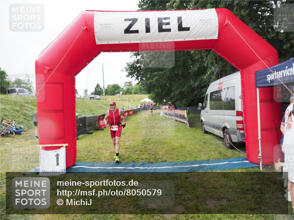 21.06.2025 - 27. Vierlanden-Triathlon MichiJ http://msf.ph/oto/8050579 15.06.2026 14:48:26 Ziel 16 meine-sportfotos.de