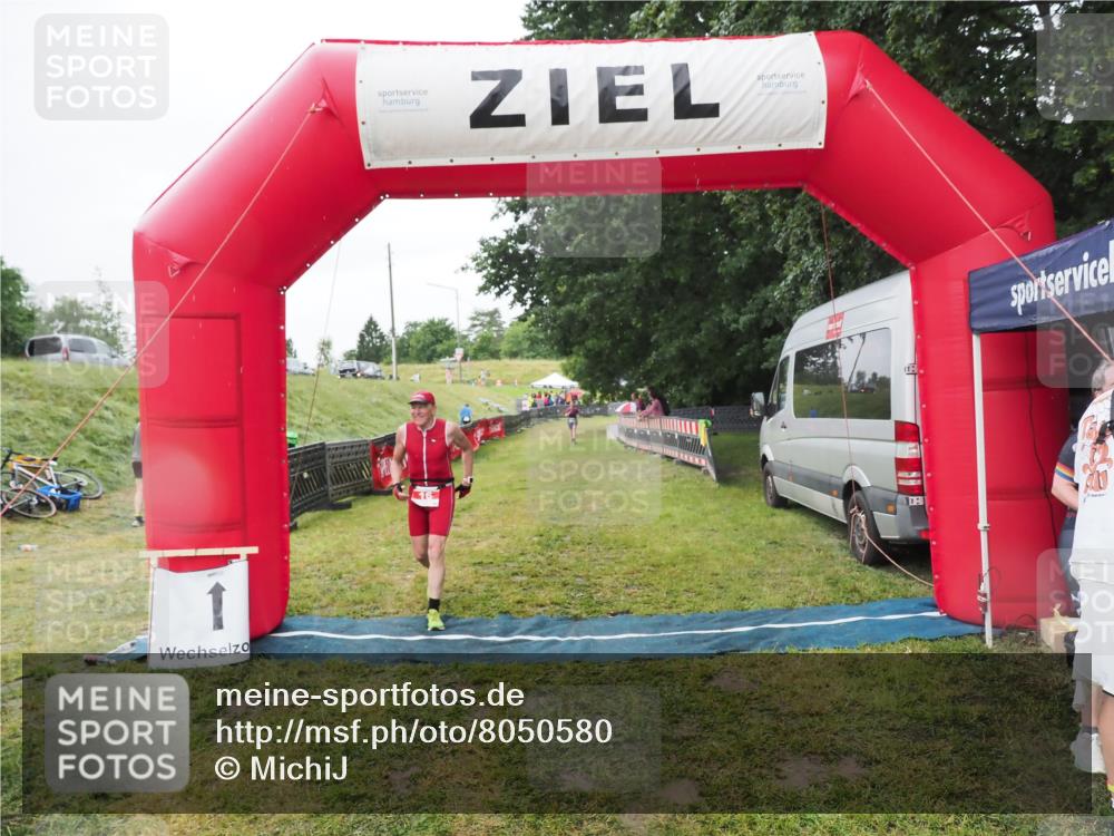 21.06.2025 - 27. Vierlanden-Triathlon MichiJ http://msf.ph/oto/8050580 15.06.2026 14:48:26 Ziel 16 meine-sportfotos.de