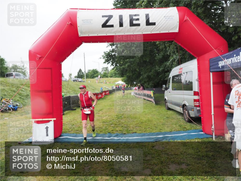 21.06.2025 - 27. Vierlanden-Triathlon MichiJ http://msf.ph/oto/8050581 15.06.2026 14:48:27 Ziel 16 meine-sportfotos.de