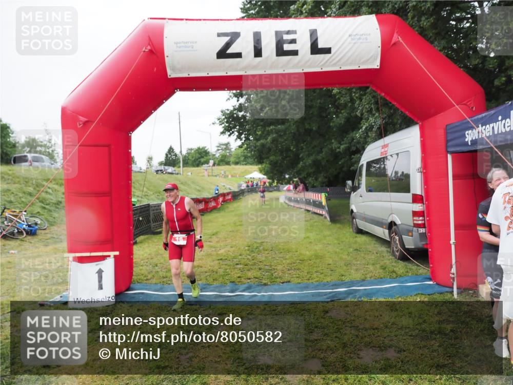21.06.2025 - 27. Vierlanden-Triathlon MichiJ http://msf.ph/oto/8050582 15.06.2026 14:48:27 Ziel 16 meine-sportfotos.de